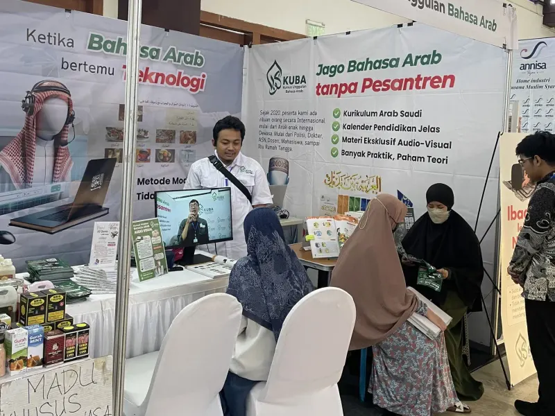 Berbagi informasi program di pameran